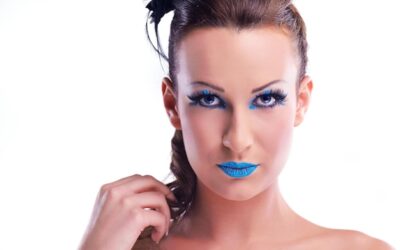 Jak dobrać makijaż do czarnych włosów i niebieskich oczu?