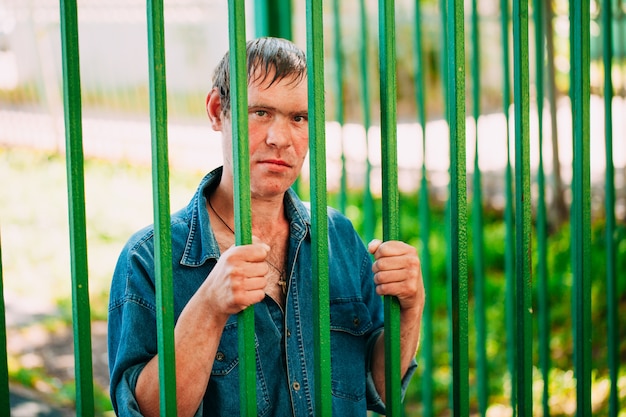 Czy można postawić płot bez zgody sąsiada i jakie są konsekwencje?