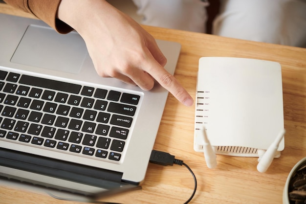 Jak bezprzewodowo podłączyć internet do laptopa bez żadnych komplikacji?