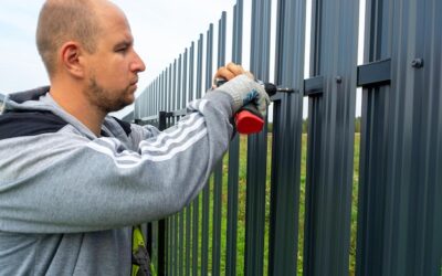 Jak dobrać farbę do ogrodzenia metalowego, by służyło latami?