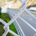 Jak odświeżyć wygląd ogrodzenia - malowanie płotu metalowego
