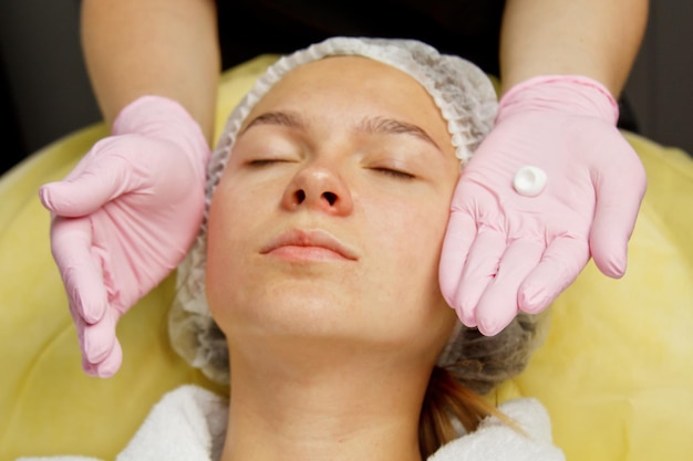 Jak skutecznie walczyć z kurzymi łapkami wokół oczu?