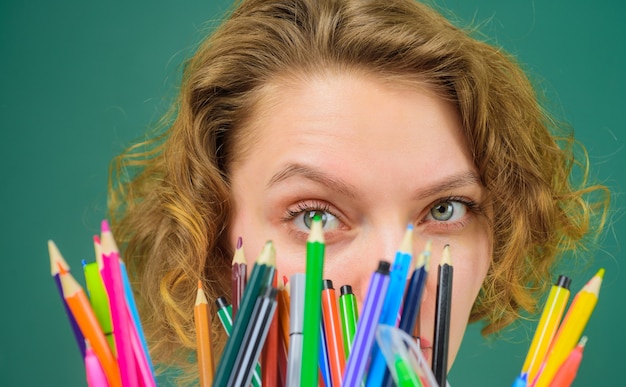 Jakim kolorem kredki podkreślić zielone oczy?