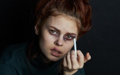 Makijażowe triki: jak pomalować oczy na czarno bez efektu pandy?