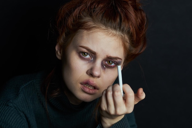 Makijażowe triki: jak pomalować oczy na czarno bez efektu pandy?