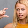 Skuteczne sposoby na likwidację kurzych łapek wokół oczu