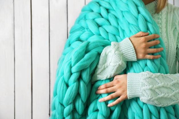 Jak prawidłowo prać sweter akrylowy, by zachował kształt i kolor?