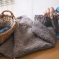 Jak prawidłowo dbać o wełniane swetry, by służyły latami?