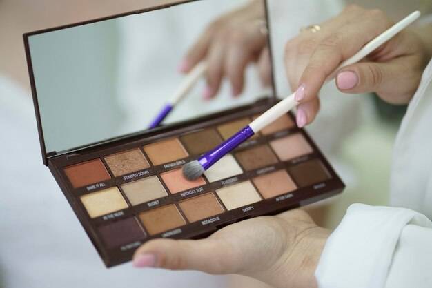 Jak perfekcyjnie nałożyć cienie do powiek?