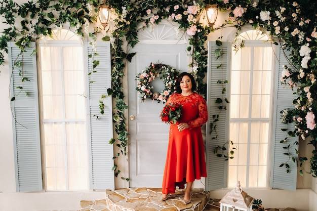 Jak pięknie udekorować wejście do domu na ślub?