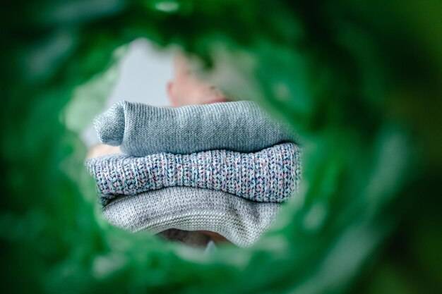 W jakiej temperaturze prać wełniany sweter, aby zachował kształt?